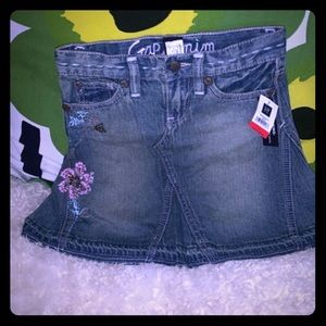 Girls GAP denim embroidered skirt size 6 (small)